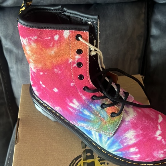 Dr. Martens tie dye kids shoes New in box sz 6 girls - Picture 2 of 10
